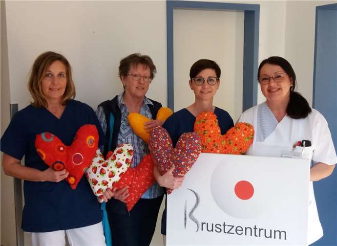 Stellvertretend für die Patchworkgruppe überreichte Birgit Ismar von der kfd Odendorf/Essig/Ludendorf/Ollheim dem Brustzentrum im Euskirchener Marienhospital, 35 Herzkissen.Foto: privat