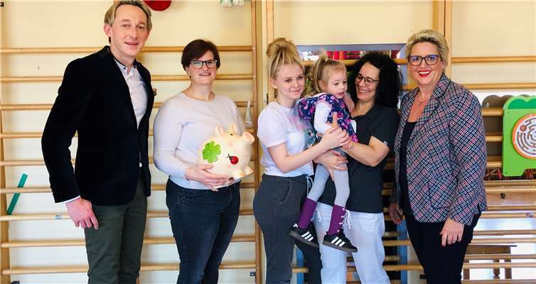 Stellvertretend für die SPD konnten nun Marion Winter und Marc Ruland, MdL, die Spenden an die Geschäftsführerin des St. Nikolaus-Stiftshospitals, Frau Cornelia Kaltenborn, übergeben. Foto: privat