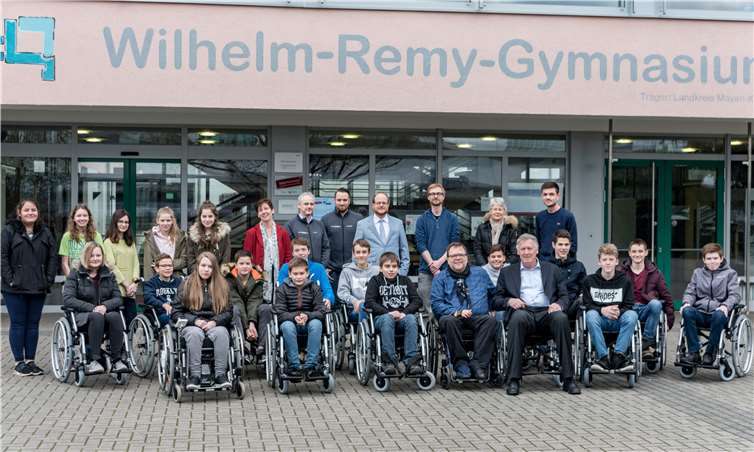 Stellvertretend für die Schulgemeinschaft nahmen die Schülerinnen und Schüler der 8c die neuen Rollstühle in Empfang. Mit ihnen freuten sich (hinten, v.l.): Simone Kindel, Jens Kublik (Prokurist der Orthopädischen Werkstätten), Nico Puschik (Orthopädietechniker), Johannes Arnold (stellv. Schulleiter), Fabian Steiger, Rita Wisser, Luca Lichtenthäler sowie (vorn) Matthias Rösch (Landesbeauftragter für die Belange behinderter Menschen) und Hans-Joachim Wisser. privat