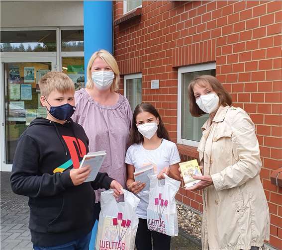 Stellvertretend für die ganze Klasse nahmen die beiden Klassensprecher die Buchgeschenke entgegen. Foto: privat