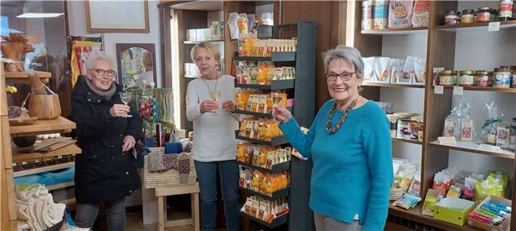 Stellvertretend für die über 30 Mitarbeiter*innen laden ein von links: Karena Stumme, Britta Tokarz, Anni Schmitz.  Foto: Weltladen Linz