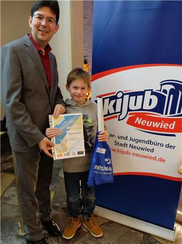 Stellvertretend für die vielen Preisträger nimmt hier Alexander Schumann die Gratulation des Beigeordneten Michael Mang entgegen. privat