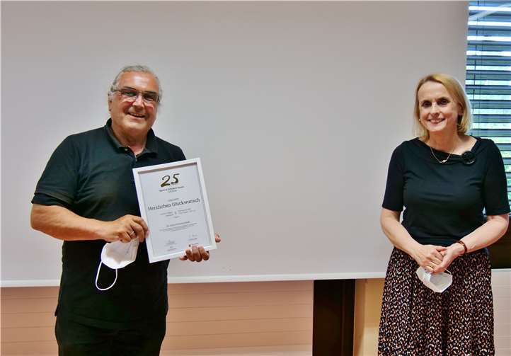 Stellvertretend für die zahlreichen Helfer der Ruderkooperation nahm Sportlehrer und Rudertrainer Michael Hippert die Urkunde des Bildungsministeriums und des Landessportbundes, aus den Händen von Schulleiterin Christiane Hofmann entgegen.Foto: privat