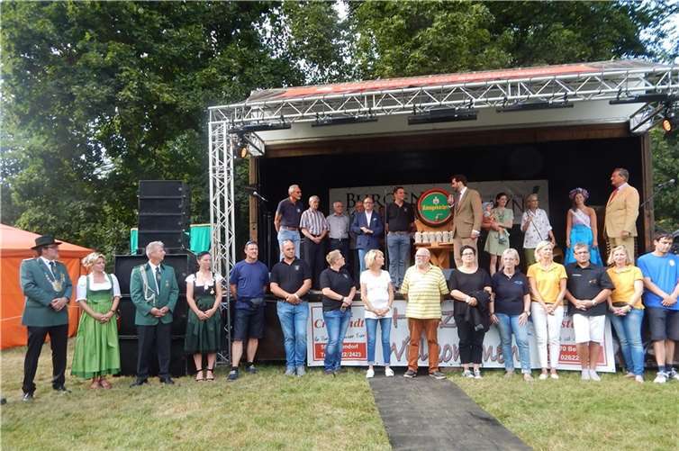 Stellvertretend für die zahlreichen ehrenamtlichen Helfer beim Fest nahmen die Vertreter der Ortsvereine bei der Eröffnungszeremonie vor der Bühne Aufstellung. 