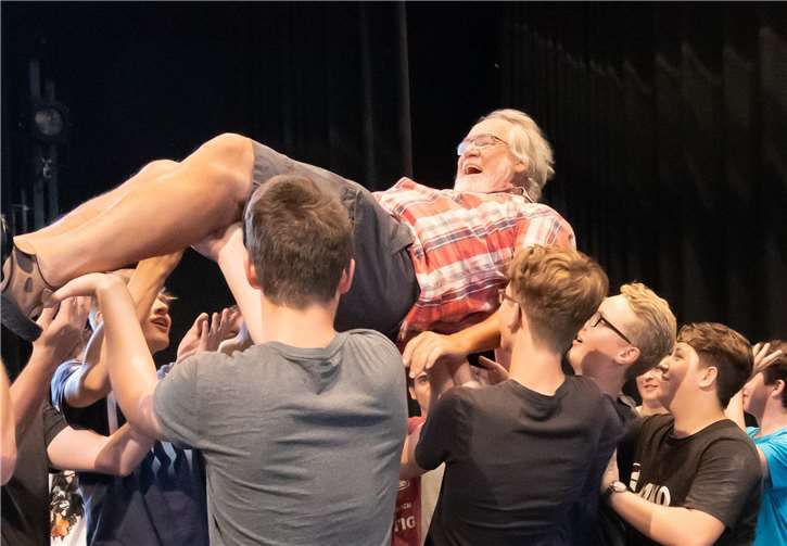 Stellvertretend ließen die jungen Leute den Vater der Ferienfreizeit zum 40. Geburtstag hochleben.