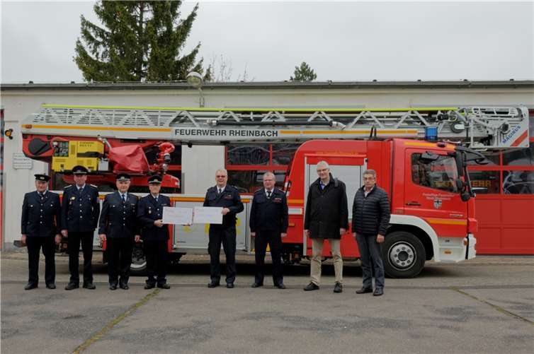 Stellvertretend nahm Wehrleiter Laurenz Kreuser (4. v. r.) von Manfred Stecklina (4. v. l.) die Spendenschecks für die Angehörigen der verstorbenen Kameraden entgegen. Foto: Feuerwehr Rheinbach