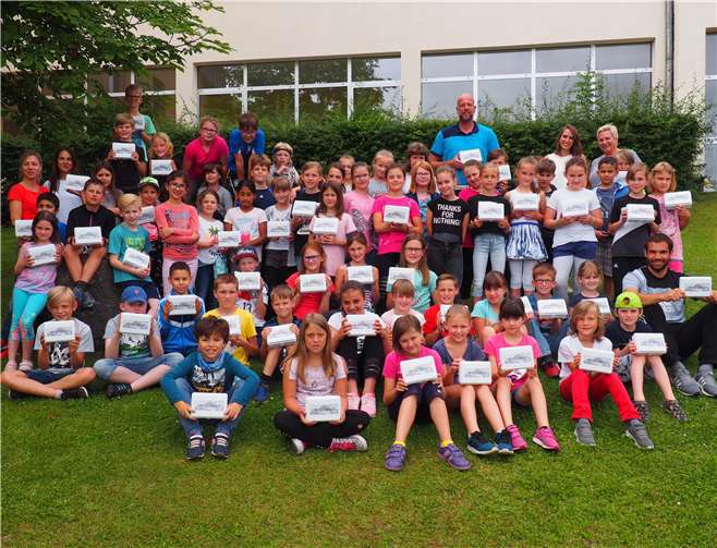 Stellvertretend übernahmen die Schülerinnen und Schüler der Klassenstufe 3 der Grundschule Mendig das Geschenk entgegen.privat