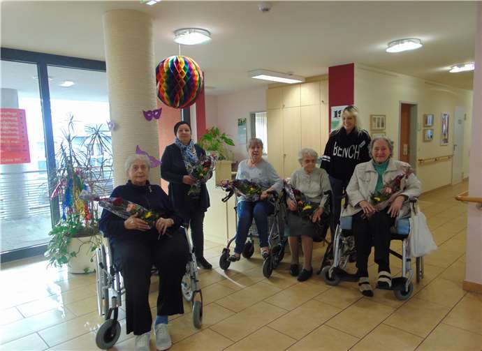 Stellvertretende Einrichtungsleiterin Britta Sesterhenn gratulierte dem neuen Bewohnerbeirat und wünschte den neu Gewählten viel Erfolg bei ihrer Arbeit (von links: Hedwig Bleser, Beate Groh, Ute Broich, Elisabeth Limburg, Britta Sesterhenn und Margot Welker).Foto: privat