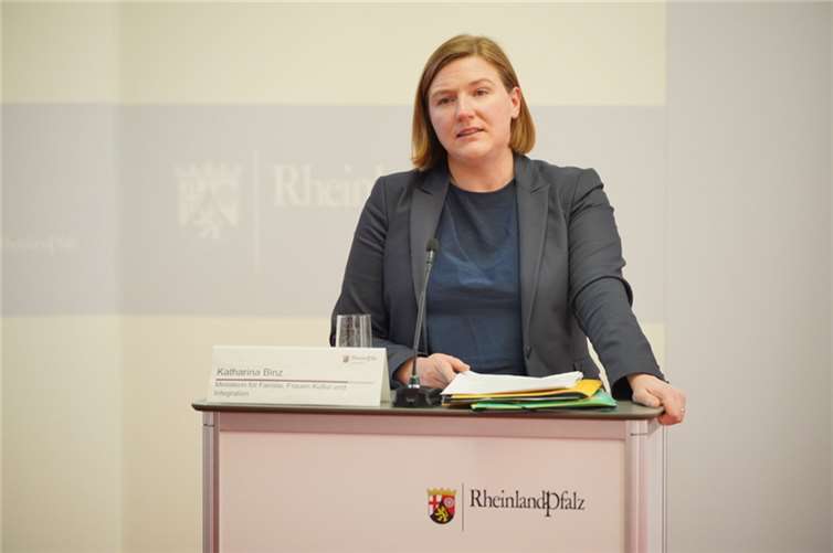 Rheinland-Pfalz wird Flüchtlingen Hilfe leisten und Schutz bieten Stellvertretende Ministerpräsidentin und Integrationsministerin Katharina Binz. Foto: © Staatskanzlei RLP/Dinges