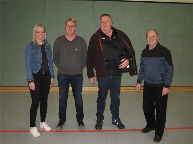 Planungen zum Bau eines Beachhandballplatzes Stellvertretende Vorsitzende Astrid Israel, Dietmar Koch, Rolf Müller und Vorsitzender Josef Bartz.