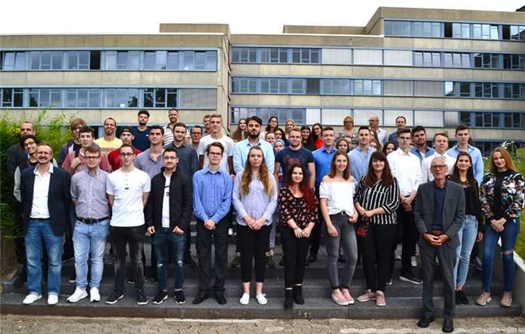 Stellvertretender Schulleiter Alfons Plag (vorne r.) gratulierte den Schülerinnen und Schüler zu den erworbenen Abschlüssen. privat