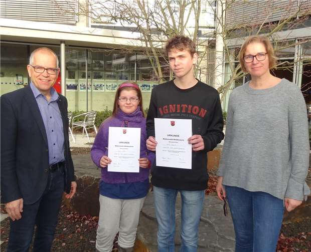 Stellvertretender Schulleiter Gunnar Lawrenz, Leonie Thiel und Nikita Bolonin freuen sich mit der betreuenden Mathematiklehrerin Jutta Braun über den Erfolg beim Mathematik-Landeswettbewerb. privat