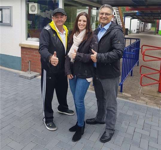 Stellvertretender Verbandsvorsteher Wilhelm Anheier, Sachbearbeiterin Daniela Hillesheim und Schwimmmeister Frank von Schmidt (v. r.).Foto: privat