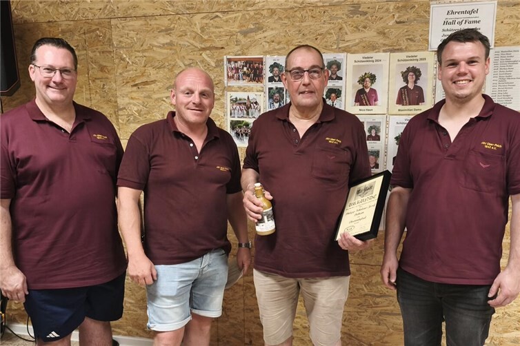Stellvertretender Vorsitzender Gino Gilles, Vorsitzender Stefan Reck, Ehrenmitglied Klaus Daheim, Kassierer Martin Groß bei der Bestellung des neuen Ehrenmitgliedes des Junggesellenverein Ober-Polch 1842 e.V..