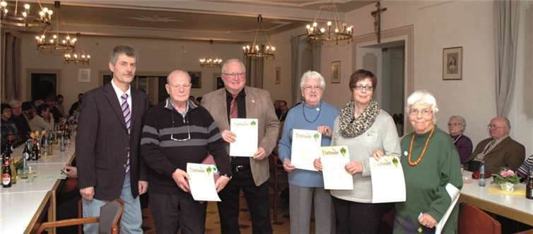 Stellvertretender Vorsitzender (l.) Arne Krüger ehrte die langjährigen Mitglieder (v.l.): Werner Becker (50 Jahre), Vorsitzender Peter Menches, Edith Busch, Mechthild Eich und Marianne Proost (alle 25 Jahre). UM