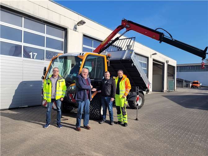 Stellvertretender Werkleiter Michael Frömbgen, Erster Beigeordneter Bernhard Wiemer, Florian Acht und Ruzdi Beka freuen sich über den vielseitig einsetzbaren Unitrac. Foto: Stadtverwaltung Bendorf