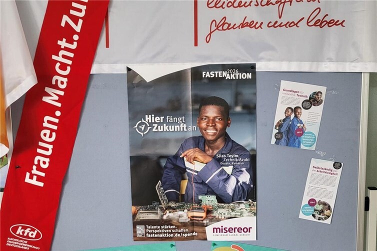 Stellwand mit Fastenplakat „Hier fängt Zukunft an“und Flyer von verschiedenen Projekten