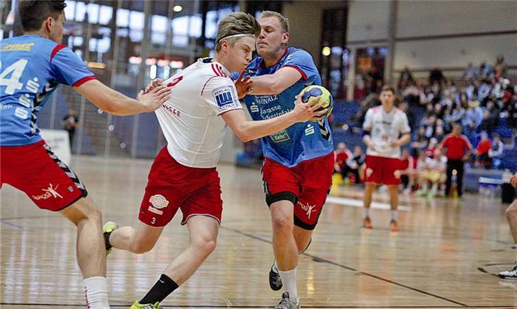 Stephan Baldus wird hier im Spiel gegen die VTZ Saarpfalz hart bedrängt, kann sich aber durchsetzen.