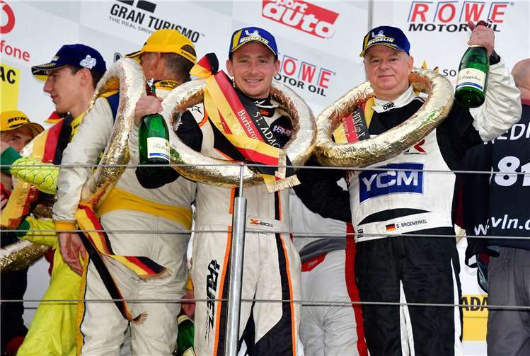 Stephan Brodmerkel und Reinhard Kofler wurden als Sieger der CUPX auf dem Podium geehrt. Foto: Teichmann Racing