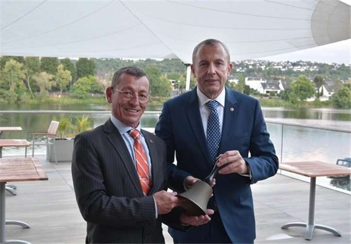 Stephan Christ (li.) übergab die Clubglocke an seinen Nachfolger Christian Opitz, den neuen Präsidenten des Lions Club Koblenz. Foto: Lions Club Koblenz