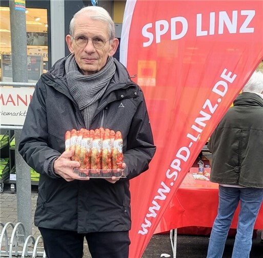 Stephan Donié (SPD) mit der süßen Ware.  Foto: Uli Bieber