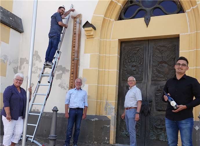 Stephan Esser (2.v.l.) füllt das Spendenbarometer, darüber freuen sich (v.l.) Anne Eich, Paul Radermacher, Willi Busch und Alexander Müller.