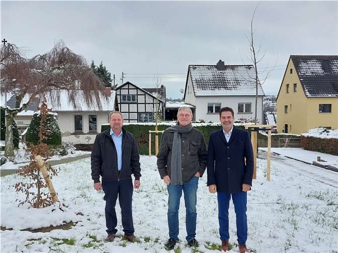 Stephan Flöck, Lothar Kalter und Dirk Wey (v. l.) auf dem frisch bepflanzten Friedhofsbereich.  Foto: OG Ochtendung