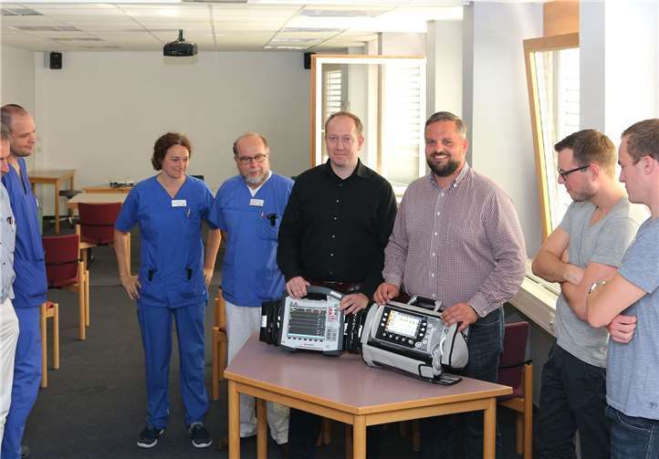 Stephan Heller (4. v. re.) und Sascha Schilling (3. v. re.) erklärten in einer gemeinsamen Fortbildung Notärzten und DRK-Rettungsdienstmitarbeitern die vielfältigen Möglichkeiten des Beatmungsgerätes Weinmann Medumat Transport und des EKG-und Defibrillationsgerätes Corpuls C3. Thorsten Trütgen