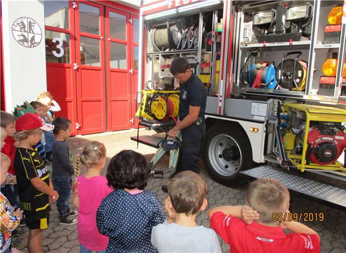 Stephan Hilger von der Freiwilligen Feuerwehr Nickenich zeigte den Kindern die verschiedenen Geräte. Foto: privat