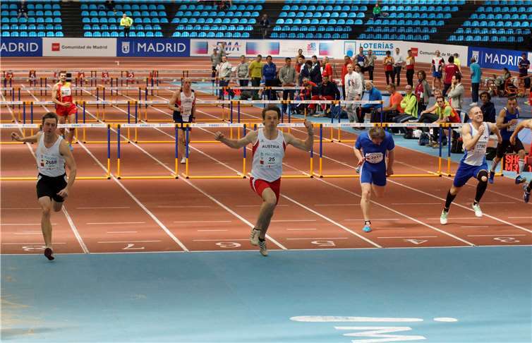 Stephan König beim 60m Hürdenlauf - links Startnummer 2688.privat
