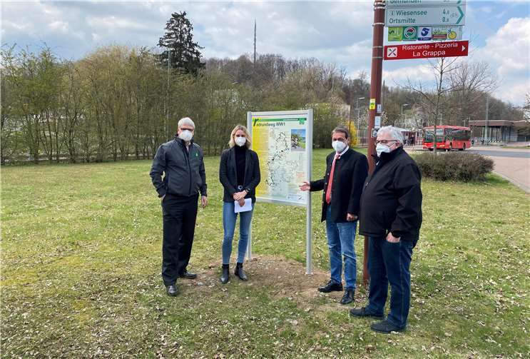 Stephan Krempel, Maja Büttner, Achim Schwickert und Christoph Hoopmann an der neuen Infotafel am Bahnhof in Westerburg. Foto: privat.