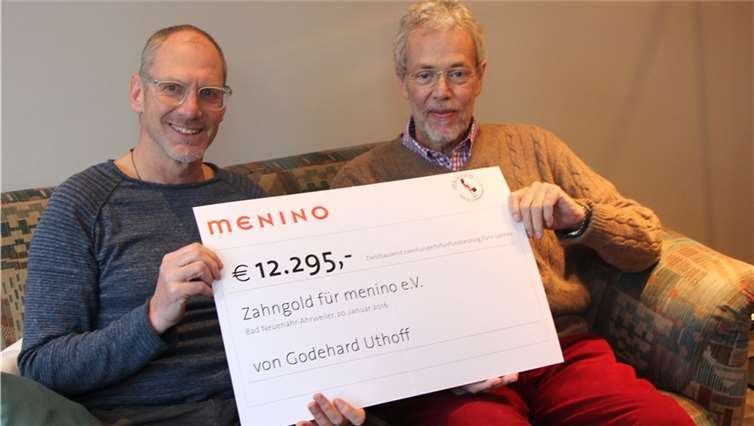 Stephan Maria Glöckner (l.) und Godehard Uthoff freuten sich über die stolze Spendensumme. privat