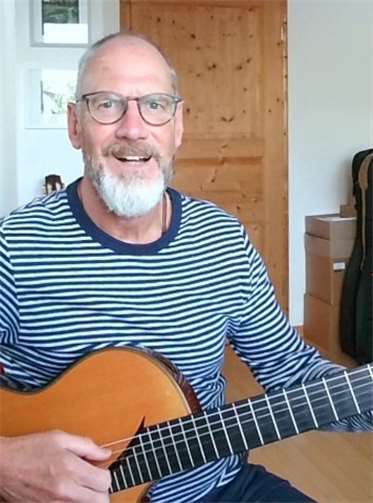 Stephan Maria Glöckner spielte Lieder aus seinem Programm „Ringo Tingo“.