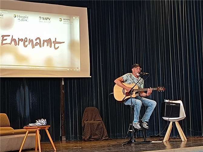 Stephan Maria Glöckner spielte Menino-Songs und launige Lieder.