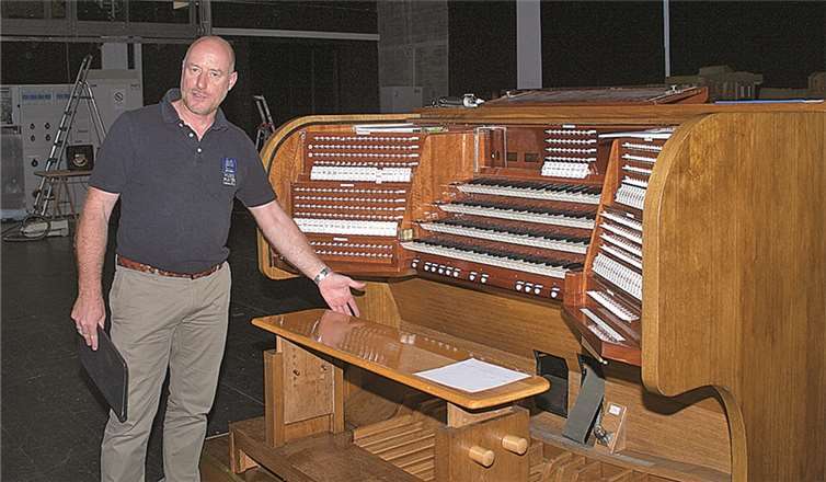 Stephan Mayer von der Orgelmanufaktur Hugo Mayer GmbH aus Heusweiler zeigt den sanierten freistehenden Spieltisch auf der Bühne der Rhein-Mosel-Halle.  US