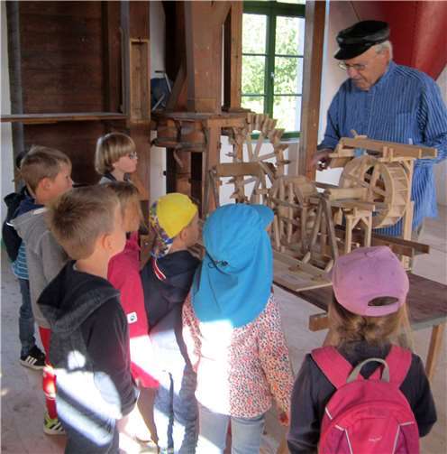 Stephan Möller führt die begeisterten Kinder durch die Museumsmühle „Obere Mühle“.Stadt Meckenheim