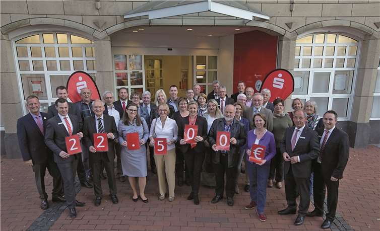 Stephan Moos, Regionaldirektor der Kreissparkasse Köln in Rheinbach (2.v.l.), übergab im Beisein von kommunalen Vertretern sowie Ludwig Radermacher, Direktor der Kreissparkasse Köln (2.v.r.), Fördermittel aus der PS-Lotterie der Sparkassen an 17 gemeinnützige Vereine aus Rheinbach und Swisttal.privat