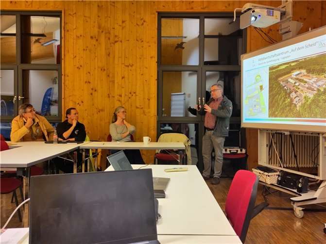 Stephan Müllers erläutert das Konzept des AWB – außerdem im Bild (von links) Michael Papenberg, Simon Lang und Sabine Lembke.Foto: Stefani Jürries