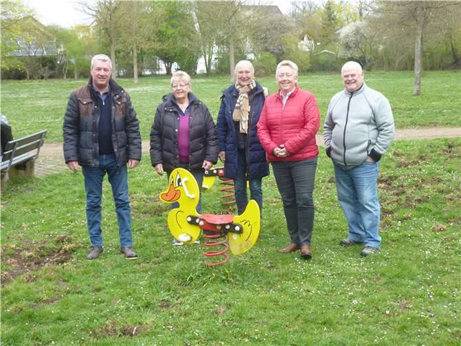 Stephan Otto (Fraktionsvorsitzender), Anne Schumann-Dreyer (stellvertr. Fraktionsvorsitzende), Monika Sauer (sportpolitische Sprecherin), Bürgermeisterin Ulrike Mohrs, Eitel Bohn (Mitglied des Sport- und Bäderausschusses). Quelle: CDU-Ratsfraktion Koblenz