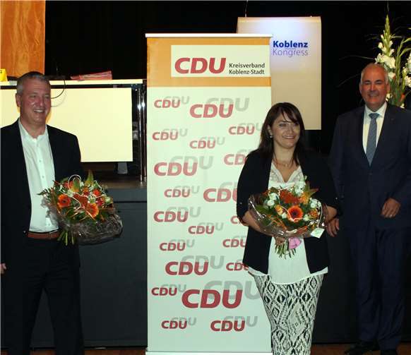 Stephan Otto (links) und Zemfira Dlovani freuen sich auf den anstehenden Landtagswahlkampf als A-Kandidat und B-Kandidatin. Erste Glückwünsche nach ihrer Nominierung erhielten sie von Mark Scherhag (rechts).