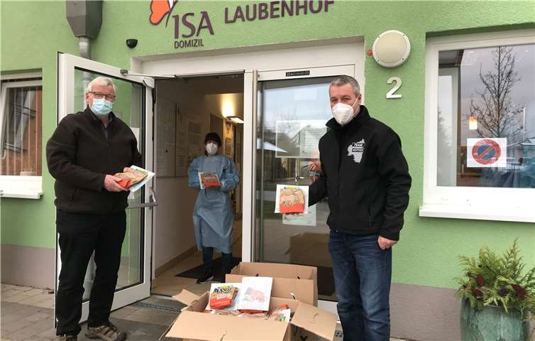 Stephan Otto (r.) brachte den Bewohnern und Mitarbeitern eine Aufmerksamkeit vorbei. Foto: privat