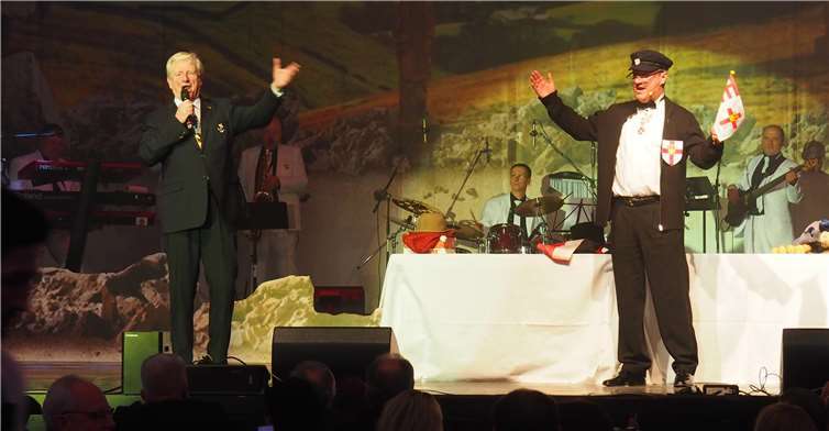 Stephan Otto trat als „Altstadtführer Manfred Gniffke“ auf und erzählte in gekonnter Gniffke-Manier einige Anekdoten, bis er vom „Original“ Manfred Gniffke unterstützt wurde.