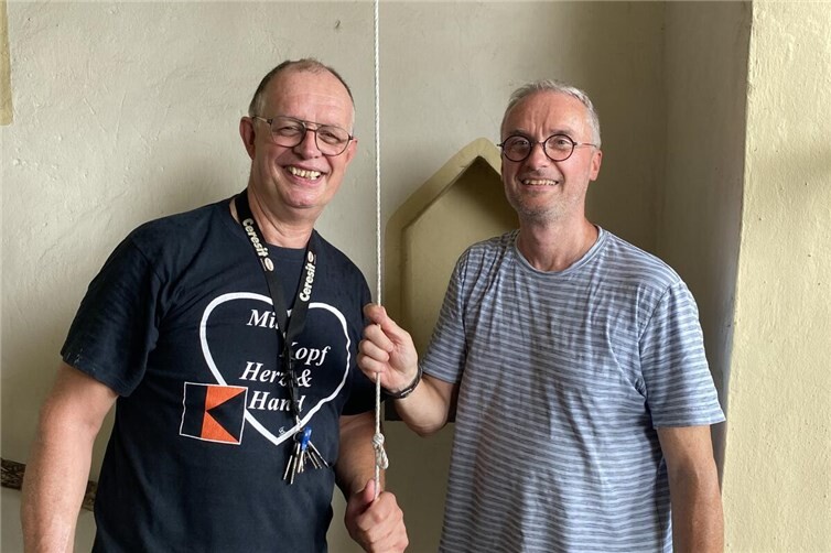 Stephan Otto und Markus Schild läuteten die Glocke der Wenzelkapelle.