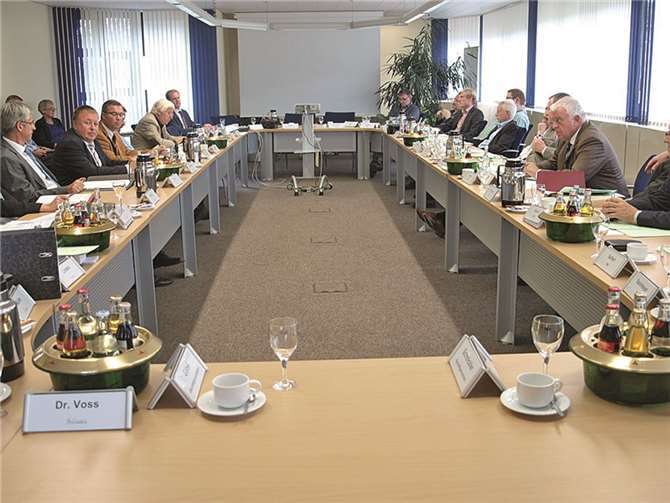 Stephan Pauly (hinten, links) referierte im KUA. wite