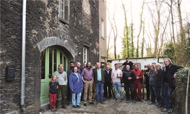 Stephan Retterath -7.v.links- und Andreas von Wissmann –rechts daneben- mit dem fachkundigen Team vor der alten Adler Brauerei.  Fotos: FRE