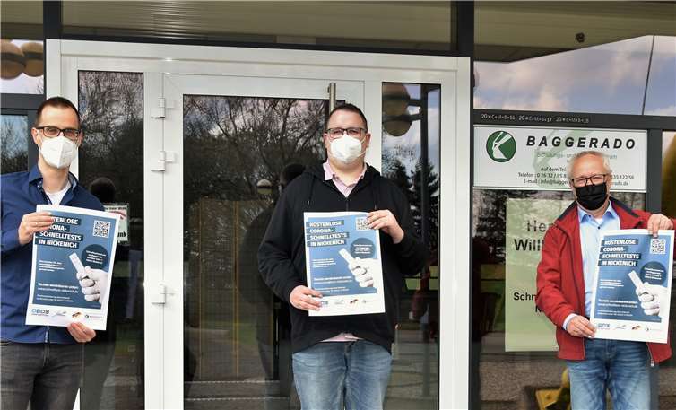 Stephan Ristow, Jannik Böffgen und Detlev Leersch am Schnelltestzentrum Nickenich, wo bereits für den ersten Testtag über 40 Voranmeldungen vorlagen.