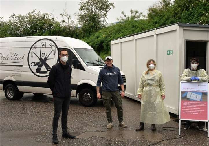Stephan Ristow von der Verbandsgemeinde Pellenz (li.) besucht die HundertAuto Schnellteststelle in Plaidt. Bereits in den ersten Tagen erfuhren Jens Thomas, Diana Kriegl-Thomas und Team eine sehr positive Resonanz aus der Bevölkerung. Foto: VG Pellenz