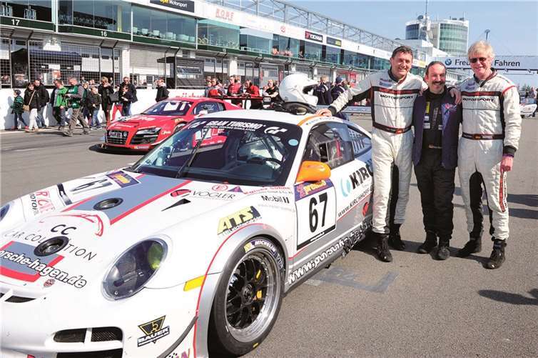Stephan Rössel (mitte) und seinen Mitstreitern Ingo Vogler und Wolfgang Kemper am Car Collection Porsche 911 GT3 Cup.