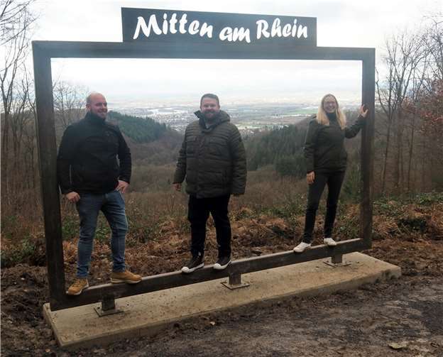Stephan Schoblocher, Bürgermeister Christoph Mohr und Kathrin Kesberg vom Fachgebiet Tourismus sind sich einig: der überdimensionale Bilderrahmen in der Nähe des Römerturms ist ein attraktives Fotomotiv.  Fotos: Stadt Bendorf
