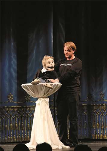 Stephan Siegfried beherrscht die Kunst des Puppenspielens.Theater Koblenz